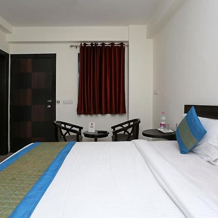 Hotel The Westend Green New Delhi Exterior foto