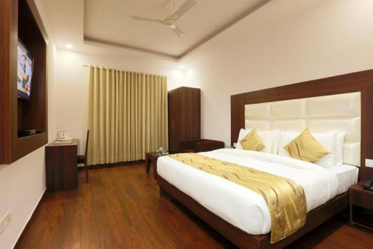 Hotel The Westend Green New Delhi Exterior foto