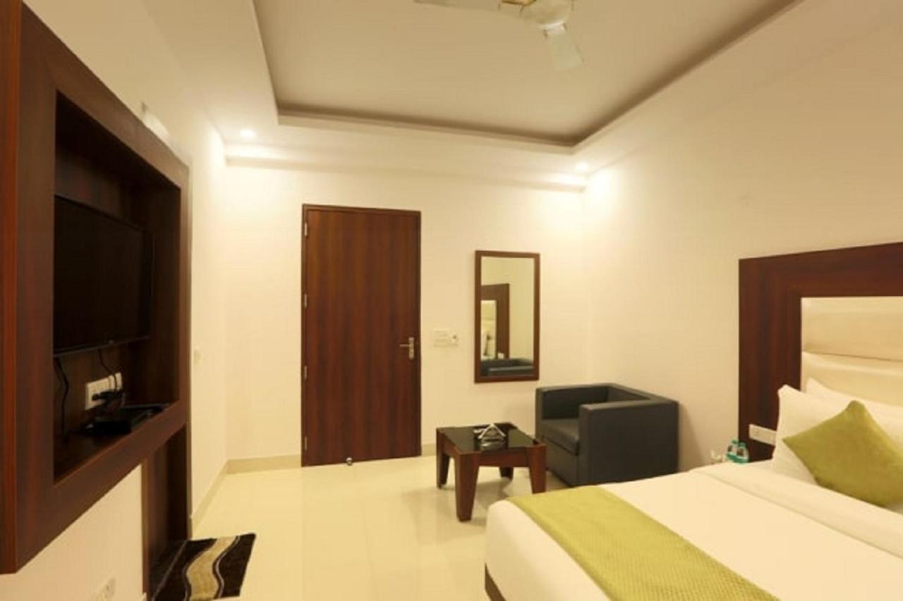 Hotel The Westend Green New Delhi Exterior foto