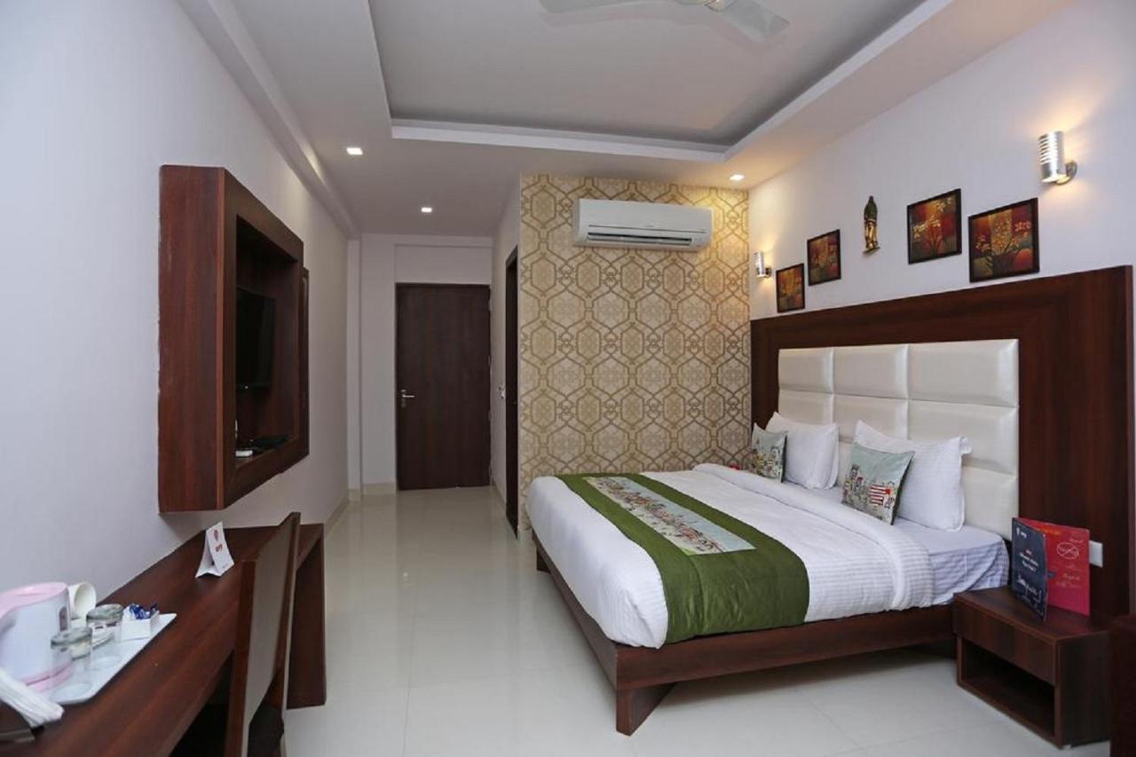 Hotel The Westend Green New Delhi Exterior foto